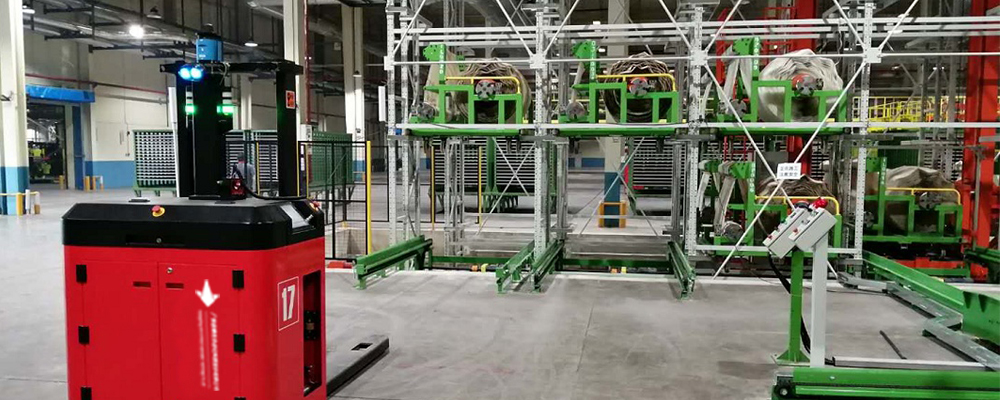 yh英皇×某知名轮胎企业 堆垛式AGV现场案例.jpg